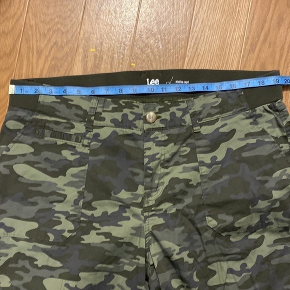 Riders by Lee Women’s Midrise Green Camo Capris (18W) - Picture 4 of 8